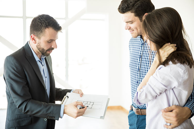 What Is the Difference between Working with a Realtor and a Real Estate Agent?