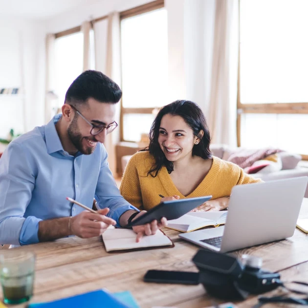 Couple-looking-at-Computer-1